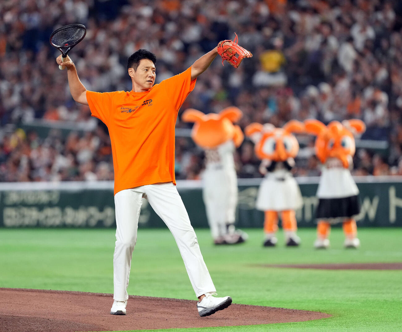 ファーストピッチを務めた松岡修造（撮影・たえ見朱実）