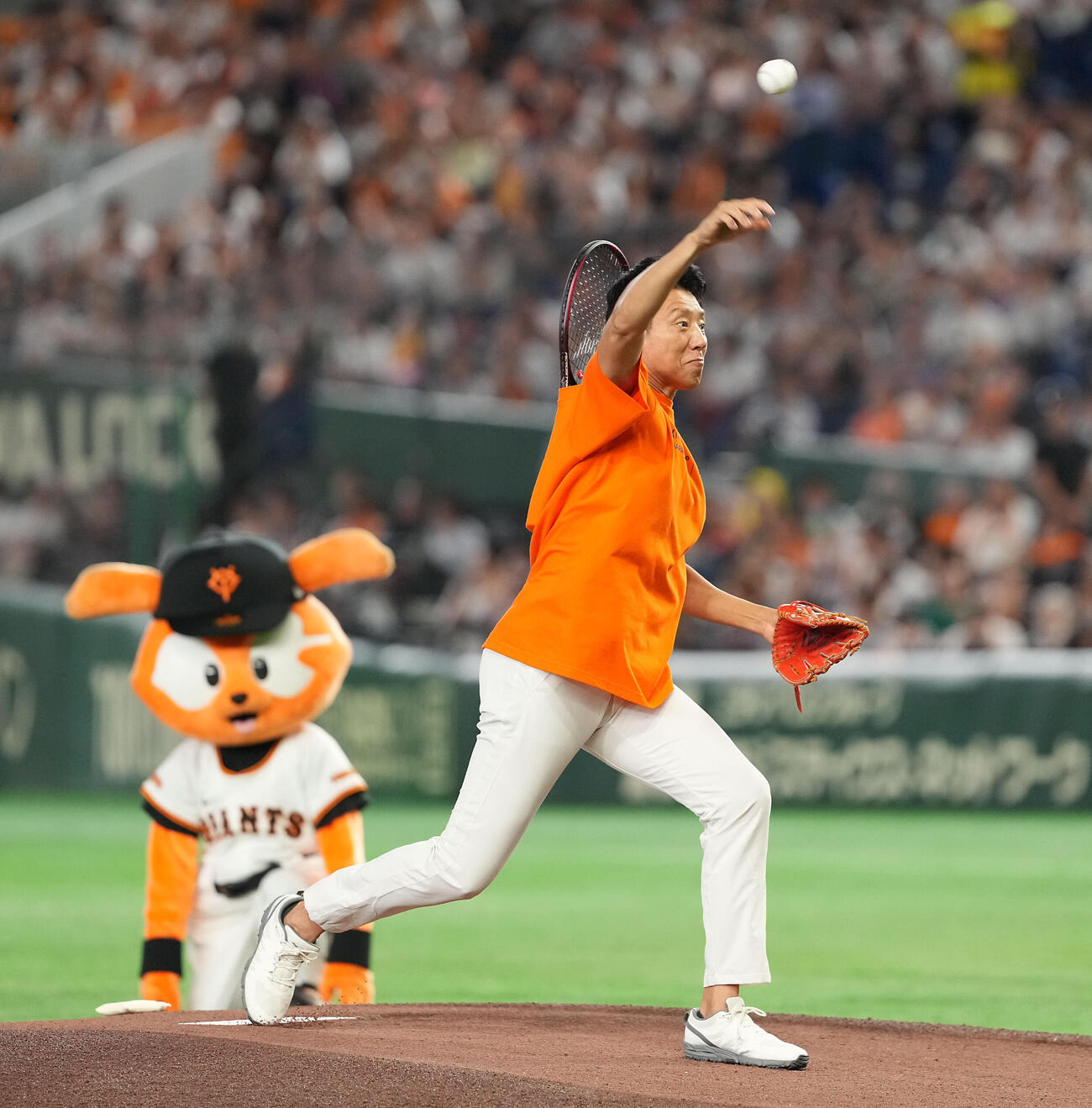 ファーストピッチを務めた松岡修造（撮影・たえ見朱実）