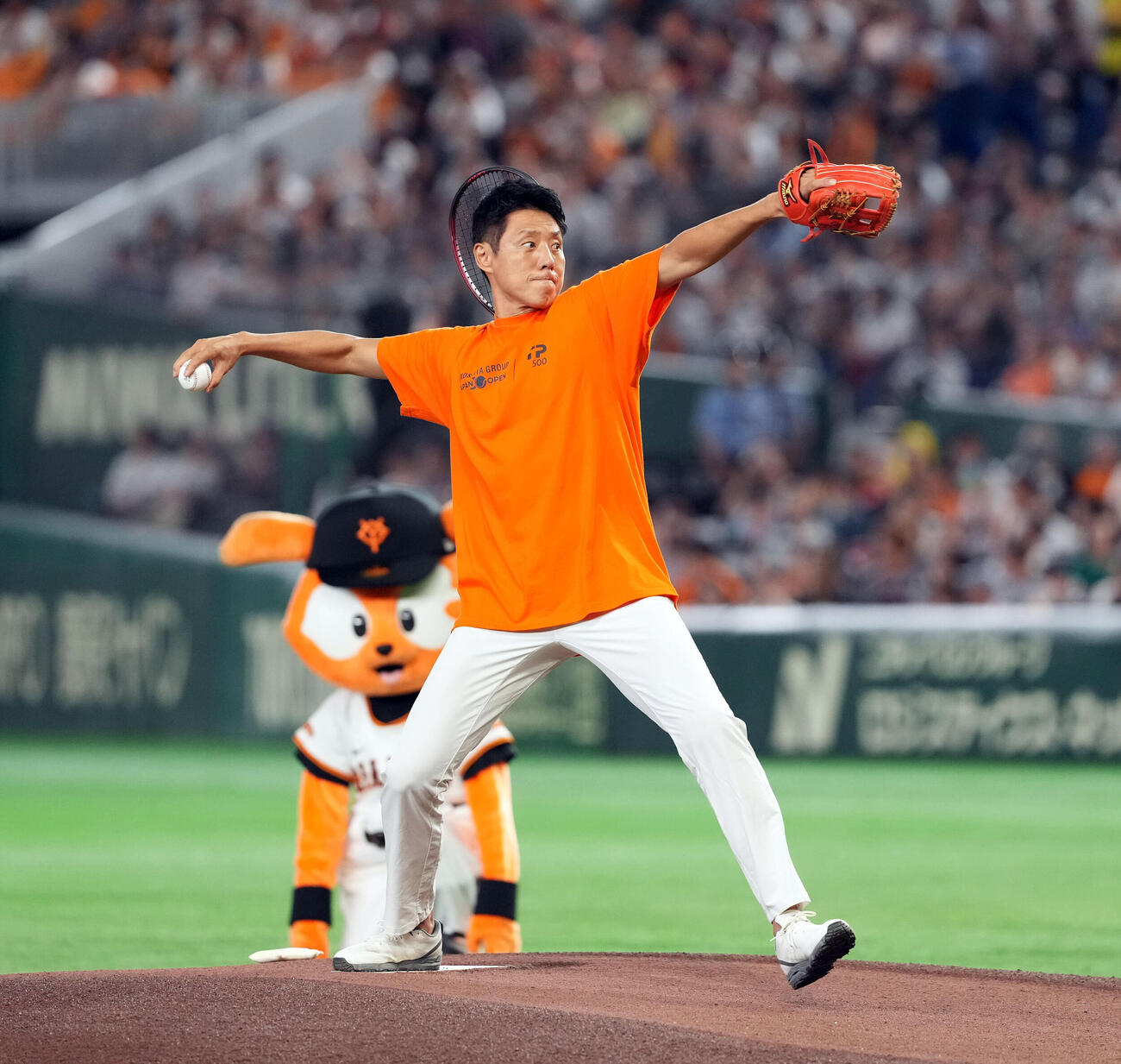 ファーストピッチを務めた松岡修造（撮影・たえ見朱実）