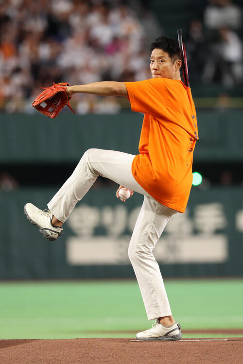 巨人】松岡修造氏がオレンジTシャツで始球式 背中にラケット、首位を
