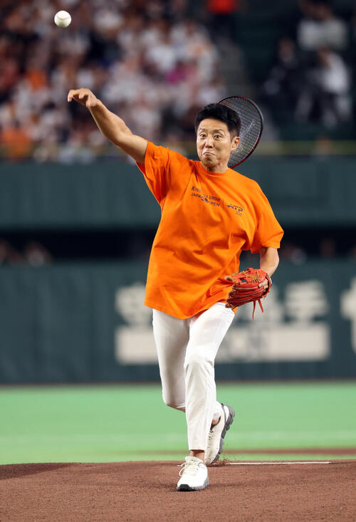 巨人】松岡修造氏がオレンジTシャツで始球式 背中にラケット、首位を