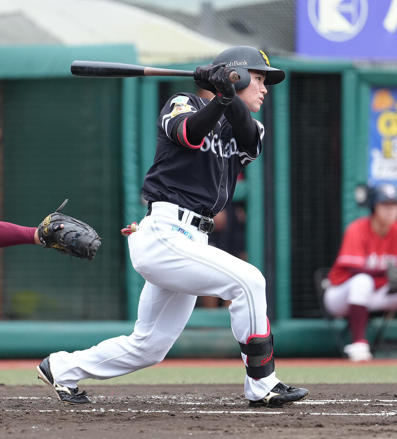 楽天対ソフトバンク　2回表ソフトバンク2死一、二塁、庄子雄大は先制2点適時三塁打を放つ（撮影・足立雅史）