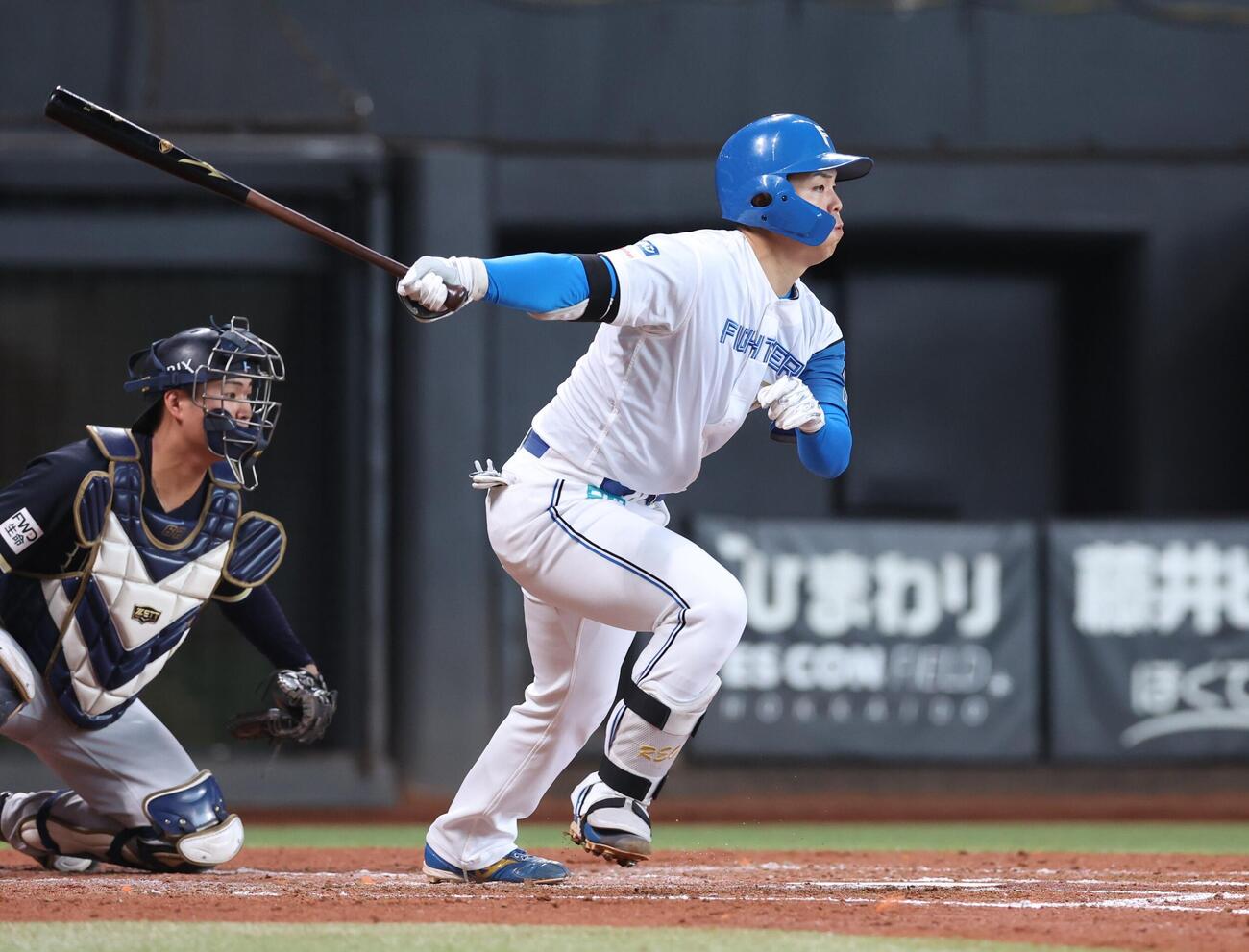 日本ハム対オリックス　3回裏日本ハム無死二塁、適時打を放つ柴田獅子（撮影・黒川智章）