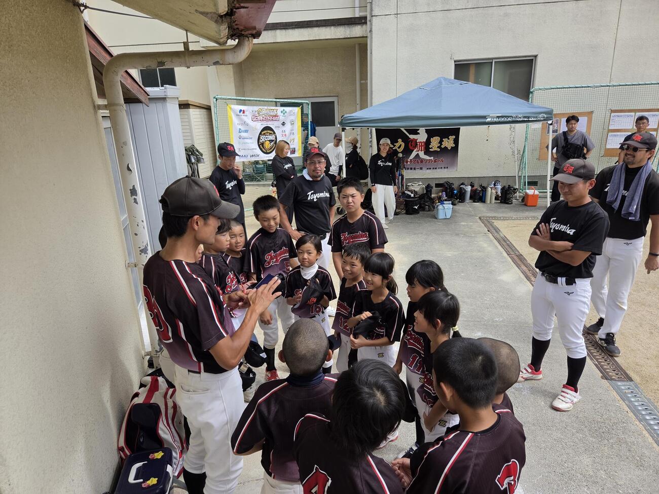 「今岡真訪杯なにわキッズソフトボール大会」に参加した1次予選突破の「豊里南連合子ども会」は阿部尚斗監督を中心に笑顔で反省会（撮影・寺尾博和）