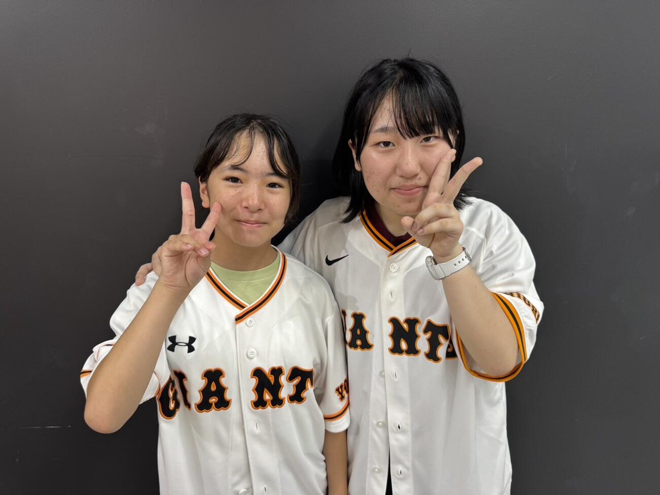 イニング間の名物イベント「すしレース」で「タマゴ」で1着フィニッシュした持丸陽菜さん（左）と「コハダ」で2着も年間チャンピオンとなった川久保悠衣さん（右）
