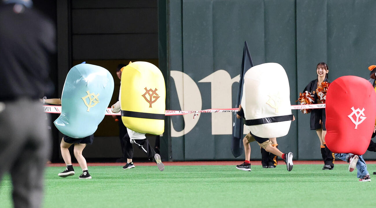 巨人対ヤクルト　すしレースはタマゴの勝利（撮影・浅見桂子）