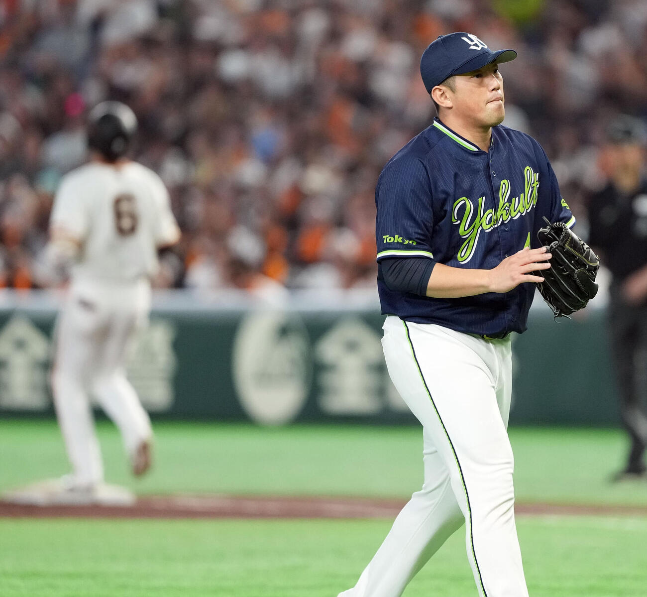 巨人対ヤクルト　6回裏巨人2死満塁、坂本勇人を二ゴロに仕留めたヤクルト大西広樹（撮影・たえ見朱実）