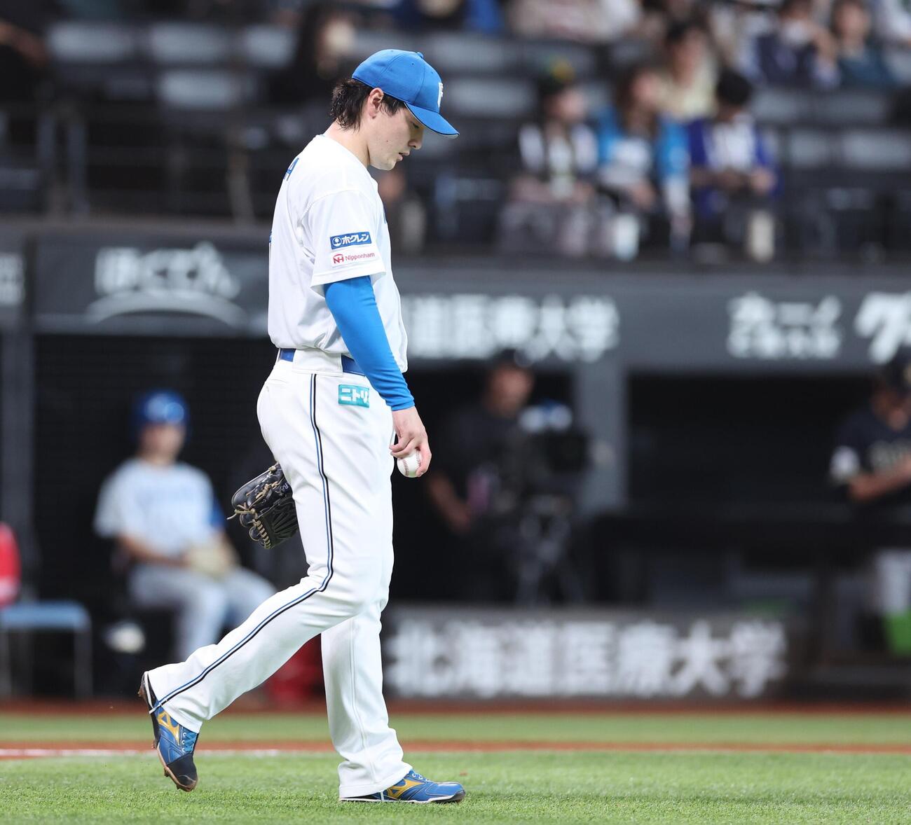 日本ハム対オリックス　5回表、失点し肩を落とす有原航平（撮影・黒川智章）