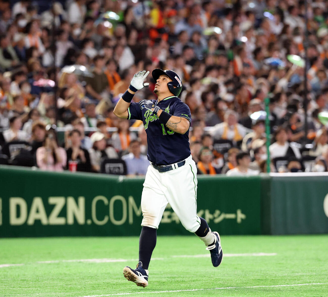 巨人対ヤクルト　4回表ヤクルト2死、ホセ・オスナはソロ本塁打を放ち、天を仰いで生還（撮影・浅見桂子）