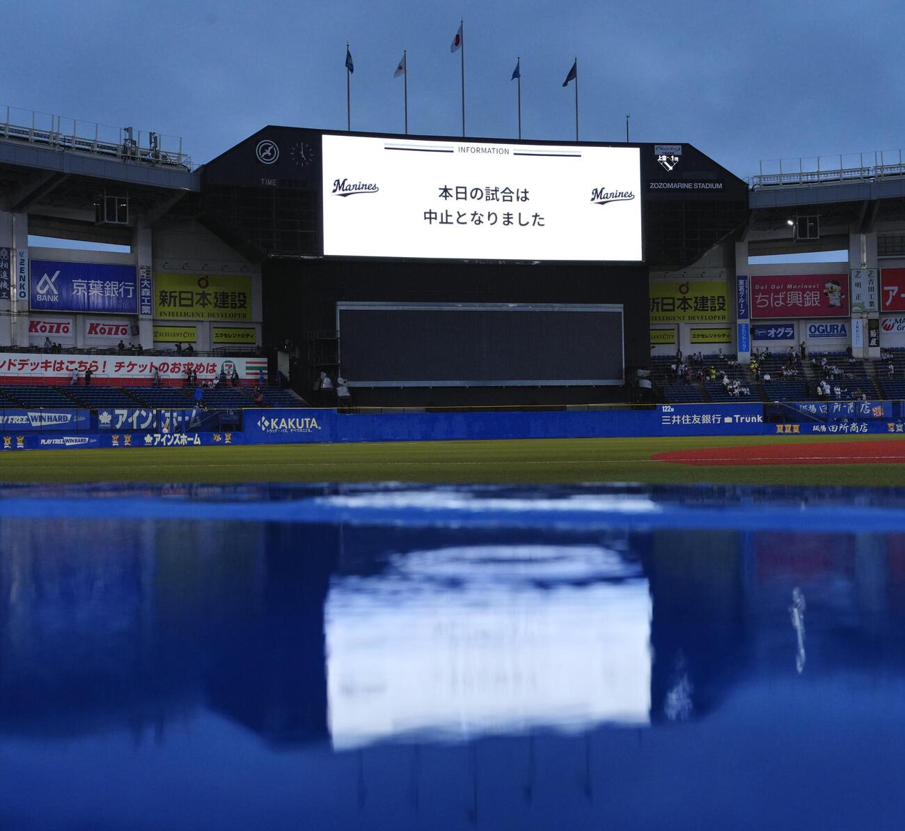 ロッテ対西武　雨天中止となったZOZOマリンスタジアム（撮影・垰建太）
