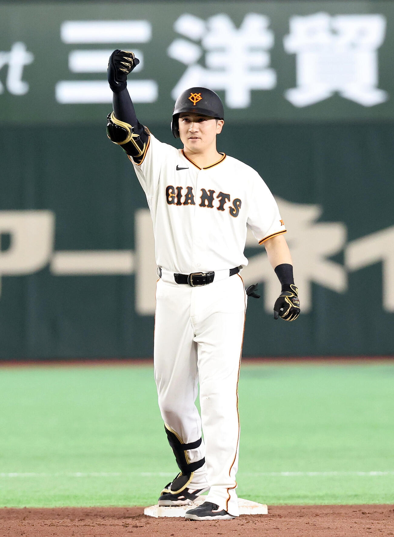 巨人対ヤクルト　7回裏巨人2死満塁、逆転2点適時二塁打を放ち、塁上でガッツポーズする泉口友汰（撮影・浅見桂子）