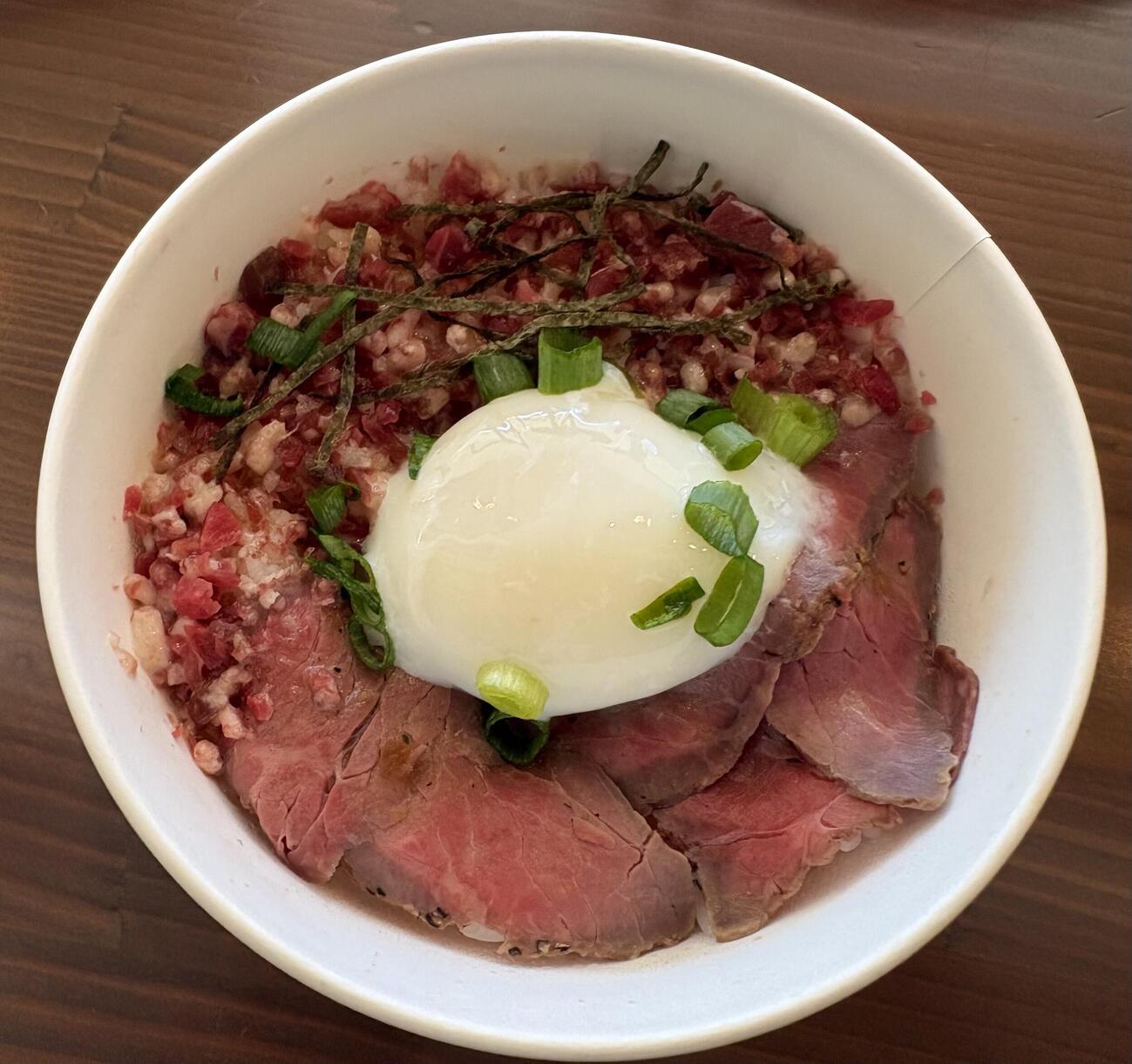 十勝産豊西牛と白卵米艶のプレミアム丼
