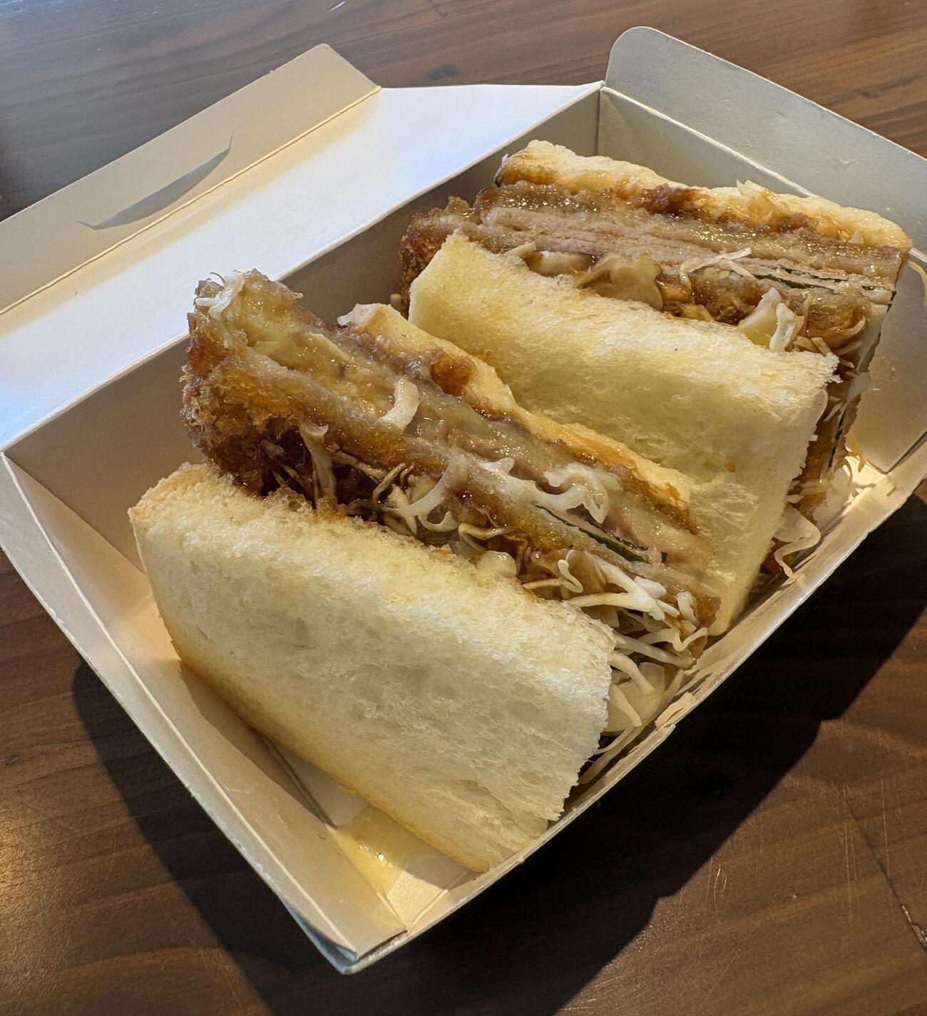 チーズ大葉入りミルフィーユカツと千切りキャベツのサンド