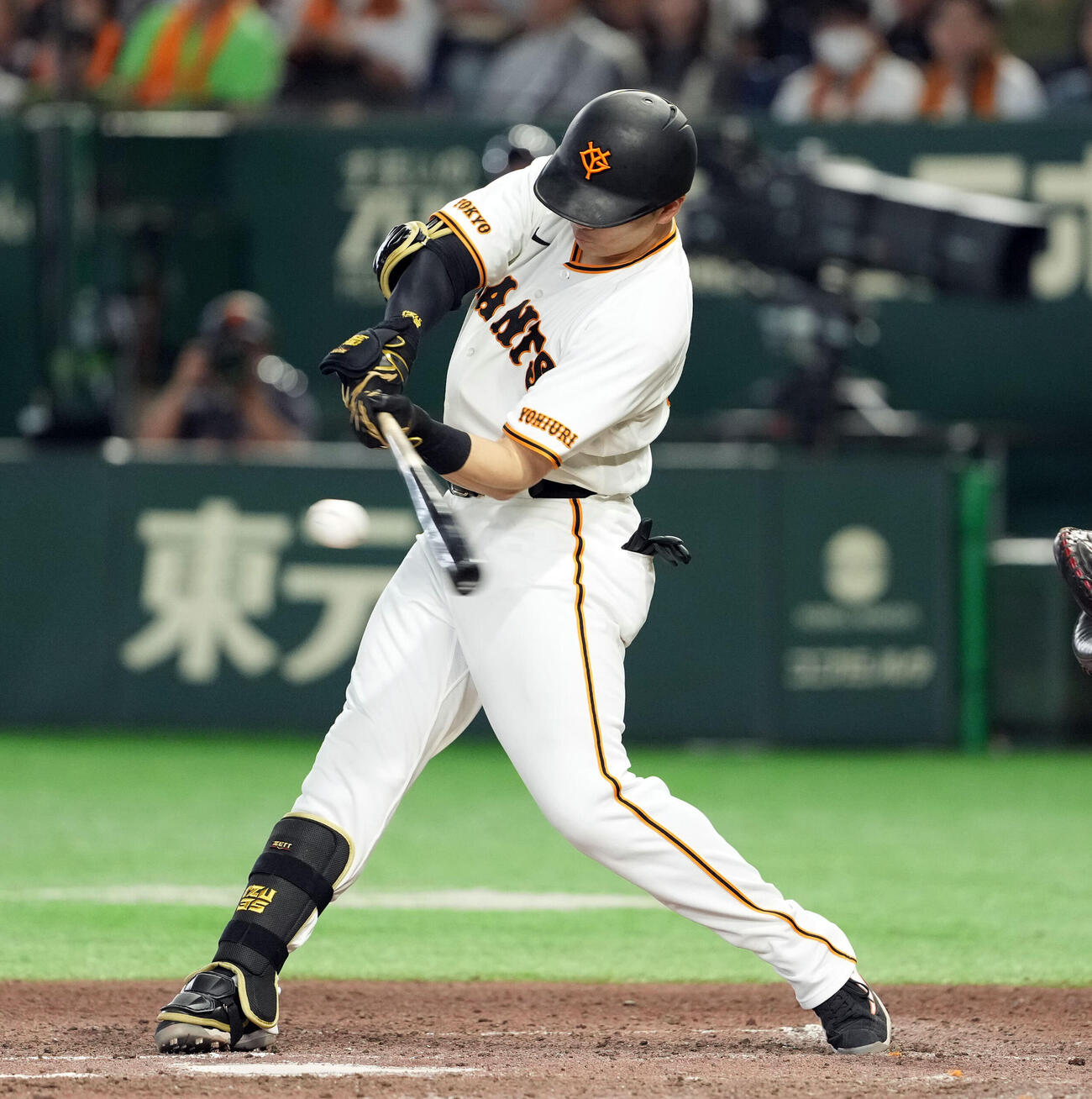巨人対ヤクルト　7回裏巨人2死満塁、2点適時二塁打を放つ泉口友汰（撮影・たえ見朱実）