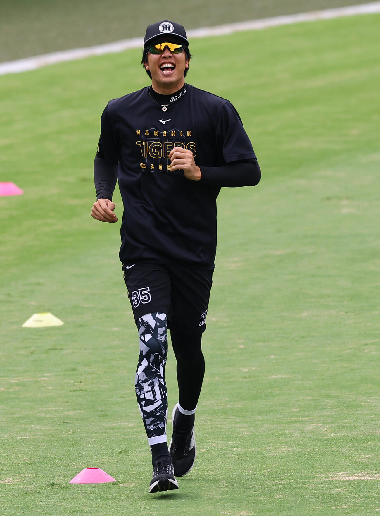 阪神対DeNA　笑顔でランニングする才木浩人（撮影・上田博志）