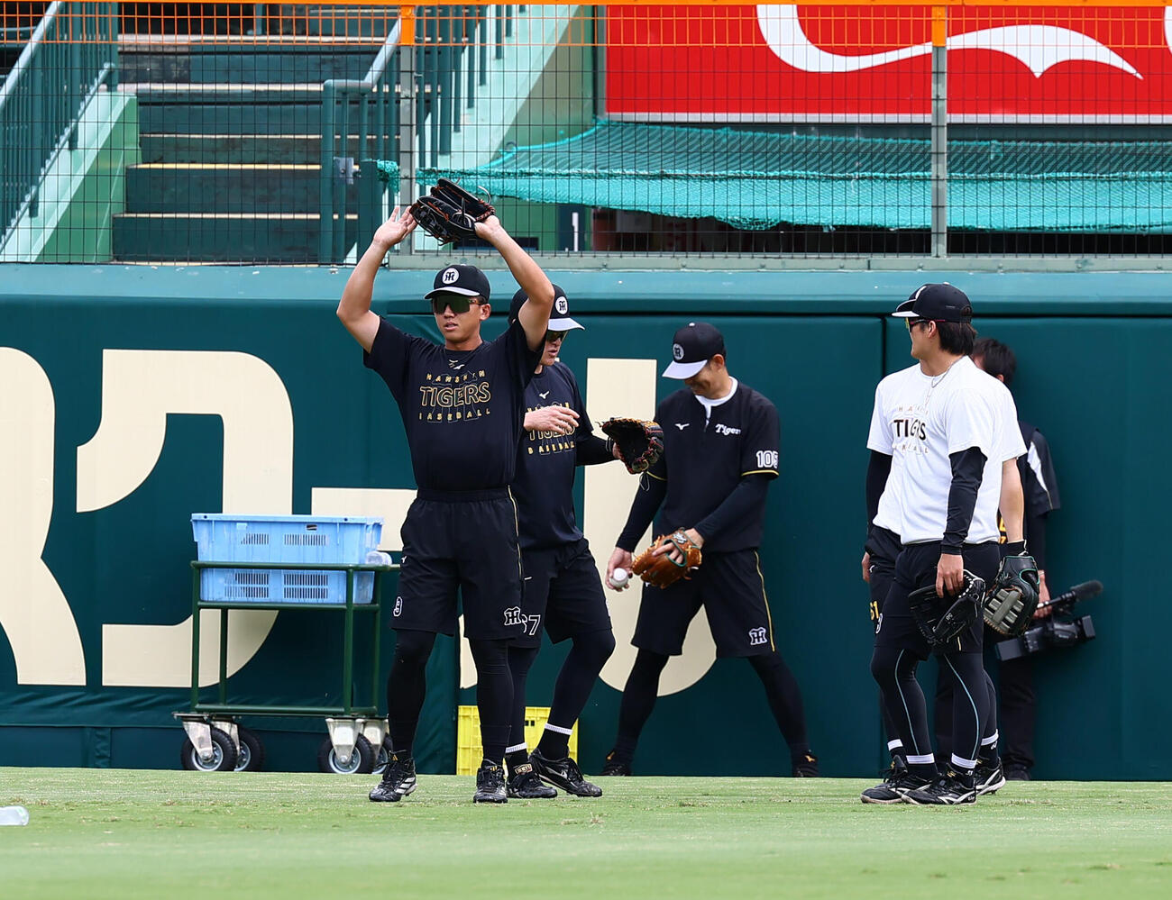 阪神対DeNA　フライボールの捕球練習を行う阪神立石正広ら外野陣（撮影・加藤哉）