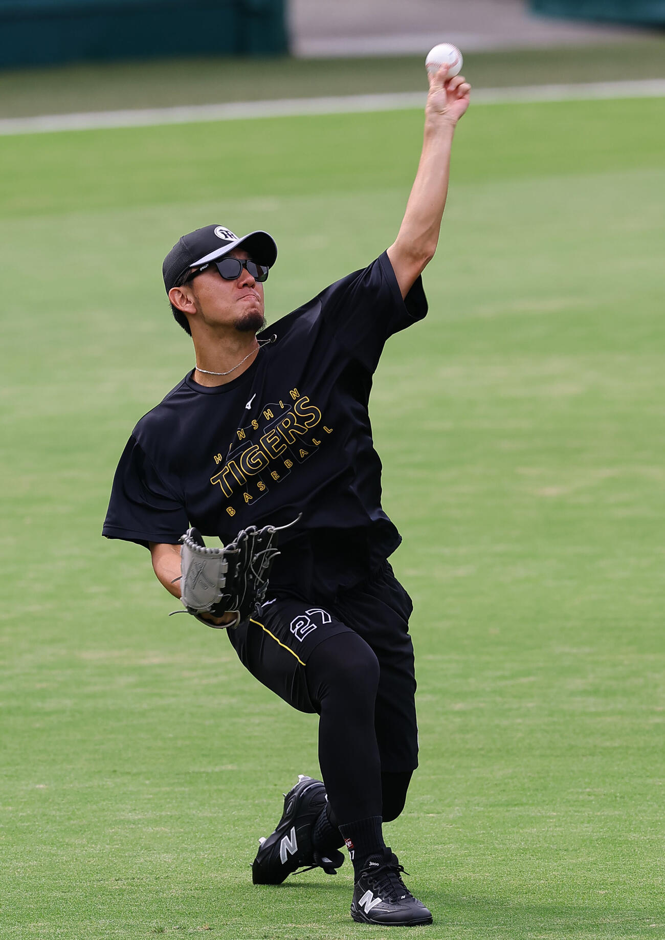 阪神対DeNA　キャッチボールをする伊藤将司（撮影・上田博志）