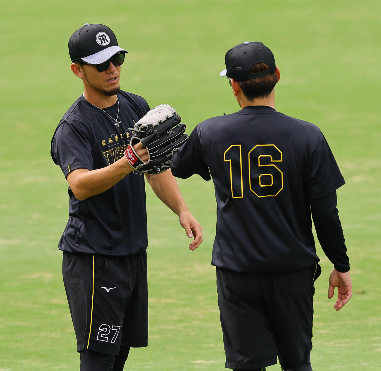 阪神対DeNA　西勇輝（右）とのキャッチボールを終えグラブタッチをする伊藤将司（撮影・上田博志）