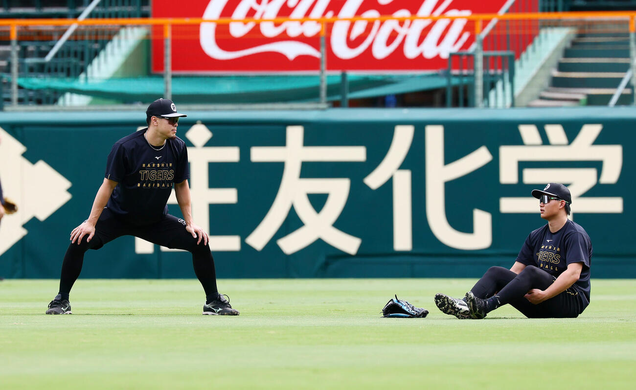 阪神対DeNA　ウオーミングアップをする阪神佐藤輝明(左）と森下翔太（撮影・加藤哉）