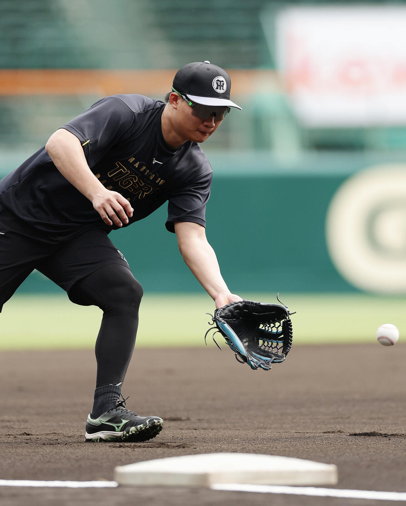 阪神対DeNA　三塁でノックを受ける阪神森下翔太（撮影・前田充）