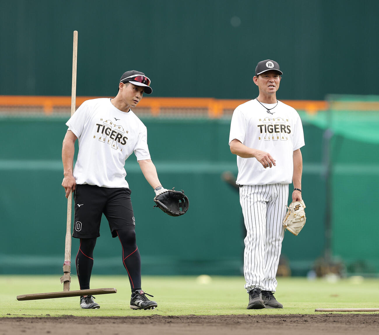 阪神対DeNA　筒井壮コーチ（右）と言葉を交わす阪神木浪聖也（撮影・前田充）