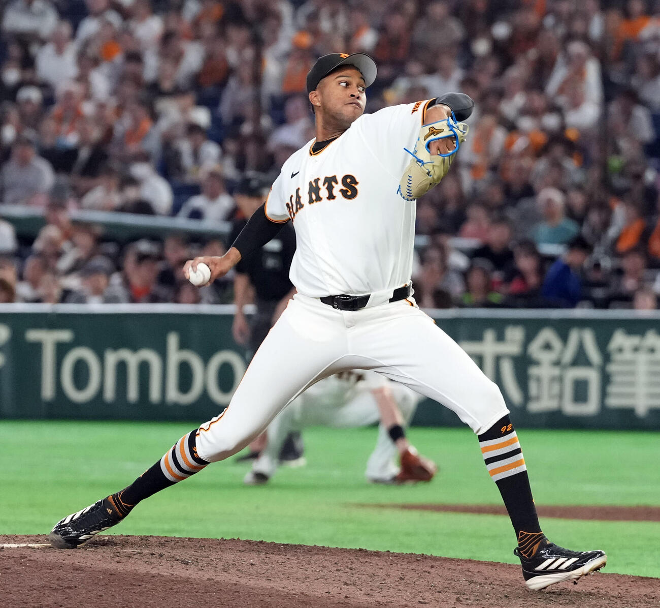 巨人対ヤクルト　9回からマウンドに上がった巨人ライデル・マルティネス（撮影・たえ見朱実）