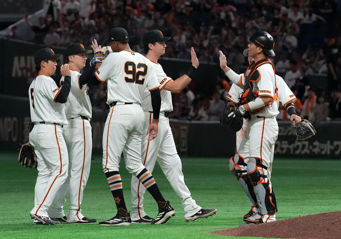 巨人対ヤクルト　ヤクルトに逆転勝利しタッチを交わす巨人ナイン（撮影・たえ見朱実）