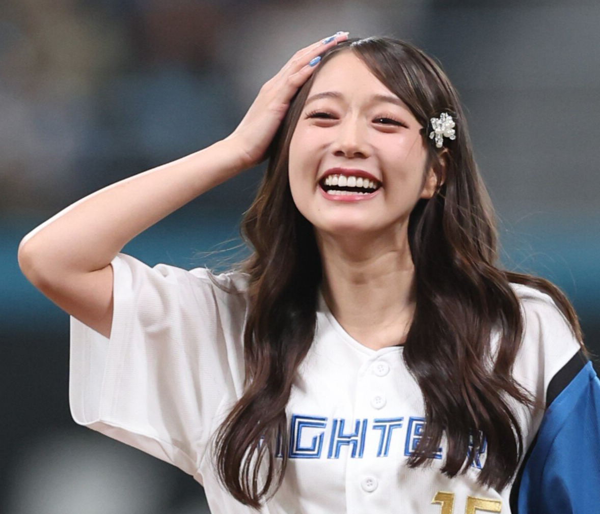 日本ハム対オリックス　ファーストピッチセレモニーで投球する「つばきファクトリー」の谷本安美（撮影・黒川智章）