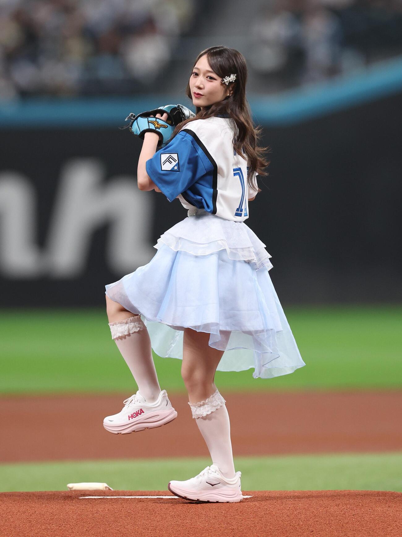 日本ハム対オリックス　ファーストピッチセレモニーで投球する「つばきファクトリー」の谷本安美（撮影・黒川智章）