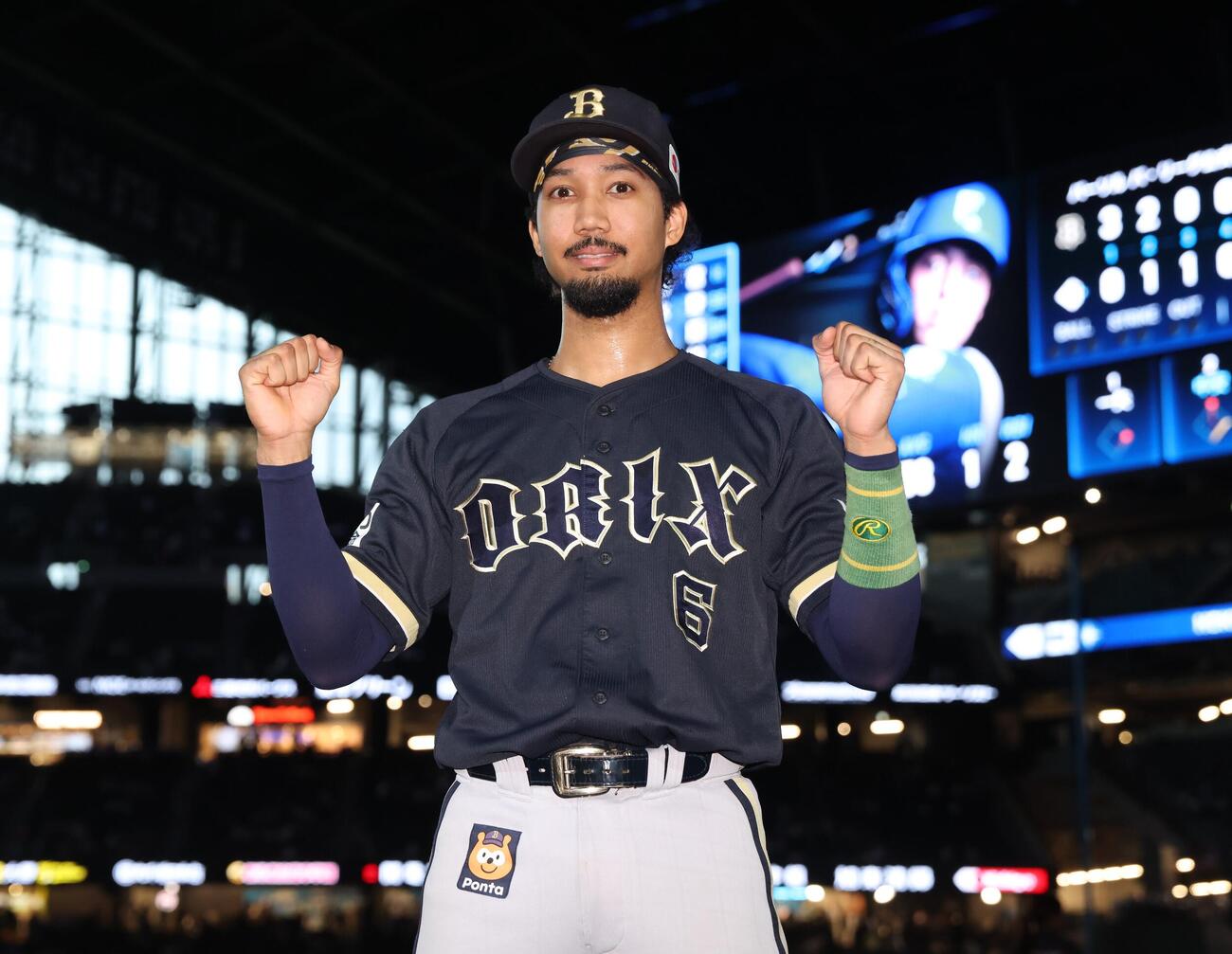 日本ハム対オリックス　試合後、ガッツポーズの宗佑磨（撮影・黒川智章）