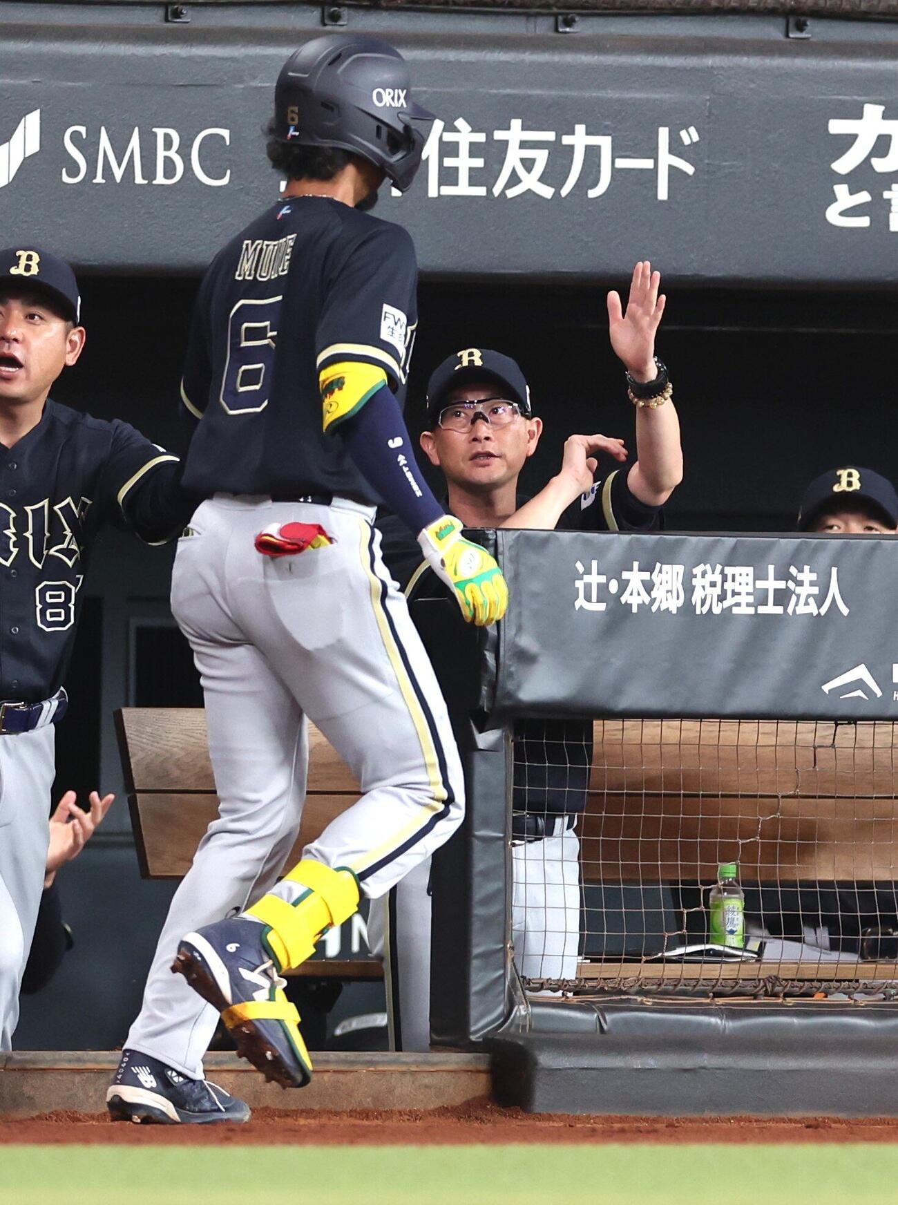 日本ハム対オリックス　1回表、3点本塁打を放った宗佑磨を出迎える岸田護監督（撮影・黒川智章）