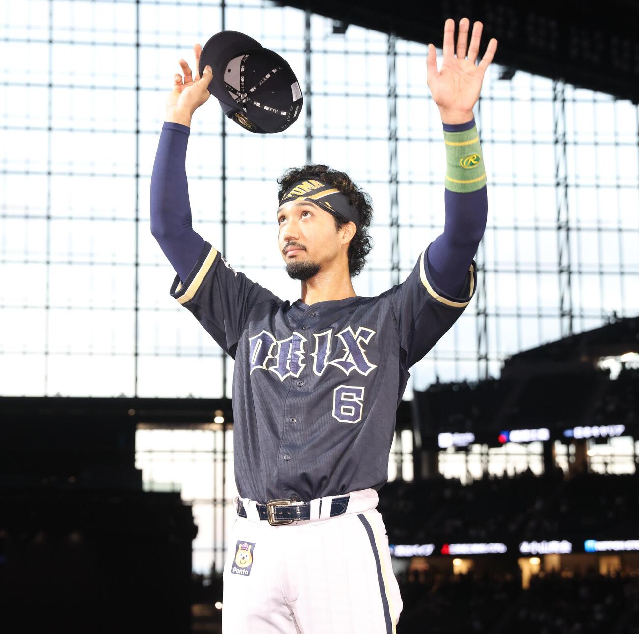 日本ハム対オリックス　試合後、スタンドに手を振る宗佑磨（撮影・黒川智章）