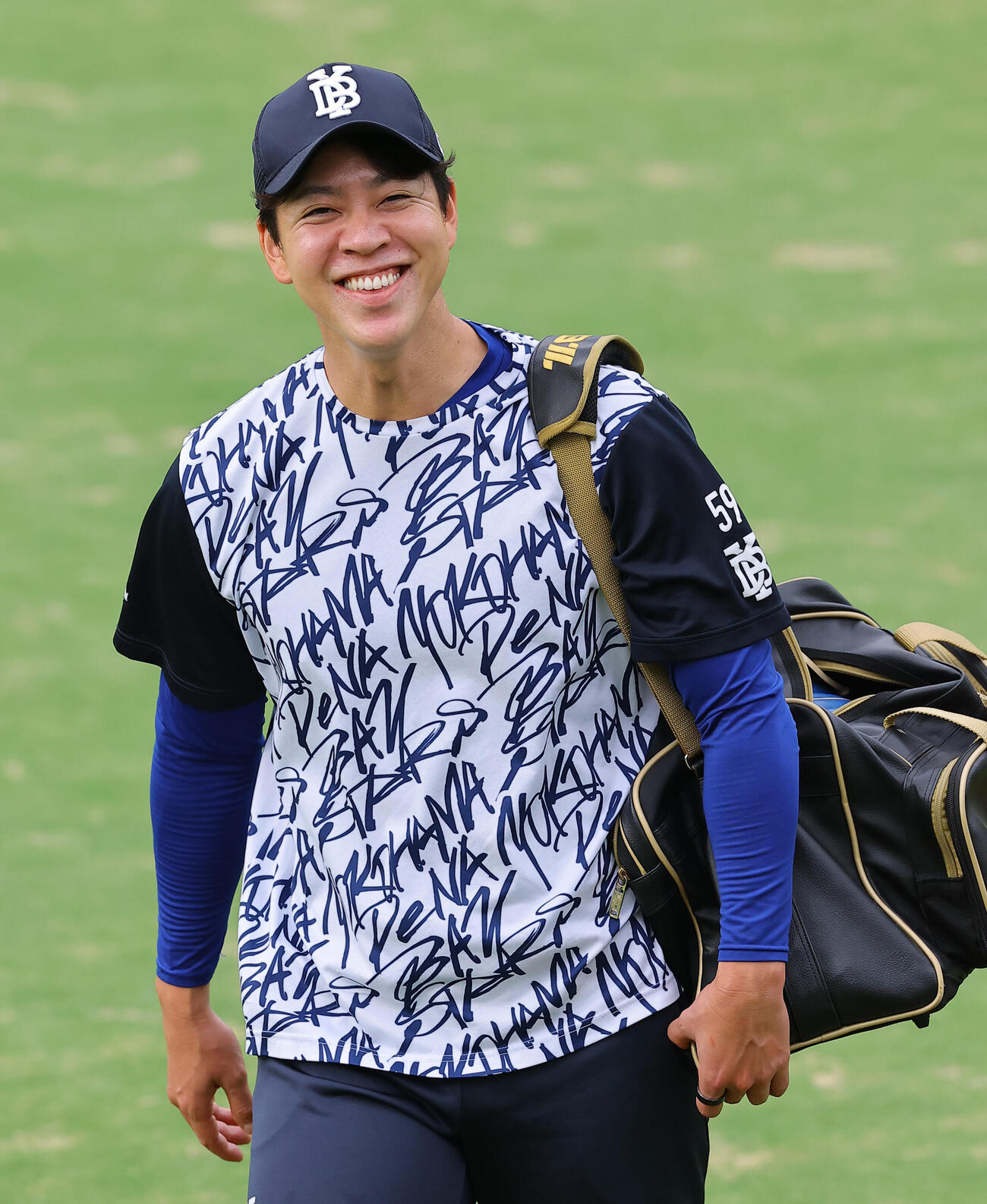 阪神対DeNA　笑顔を見せながら甲子園球場のグラウンドに入る平良拳太郎（撮影・上田博志）