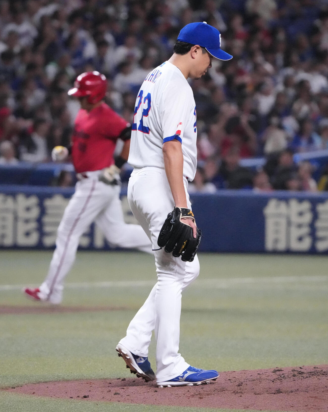 中日対広島　2回表広島1死、中日先発の大野雄大（右）は末包昇大に本塁打を打たれる（撮影・森本幸一）