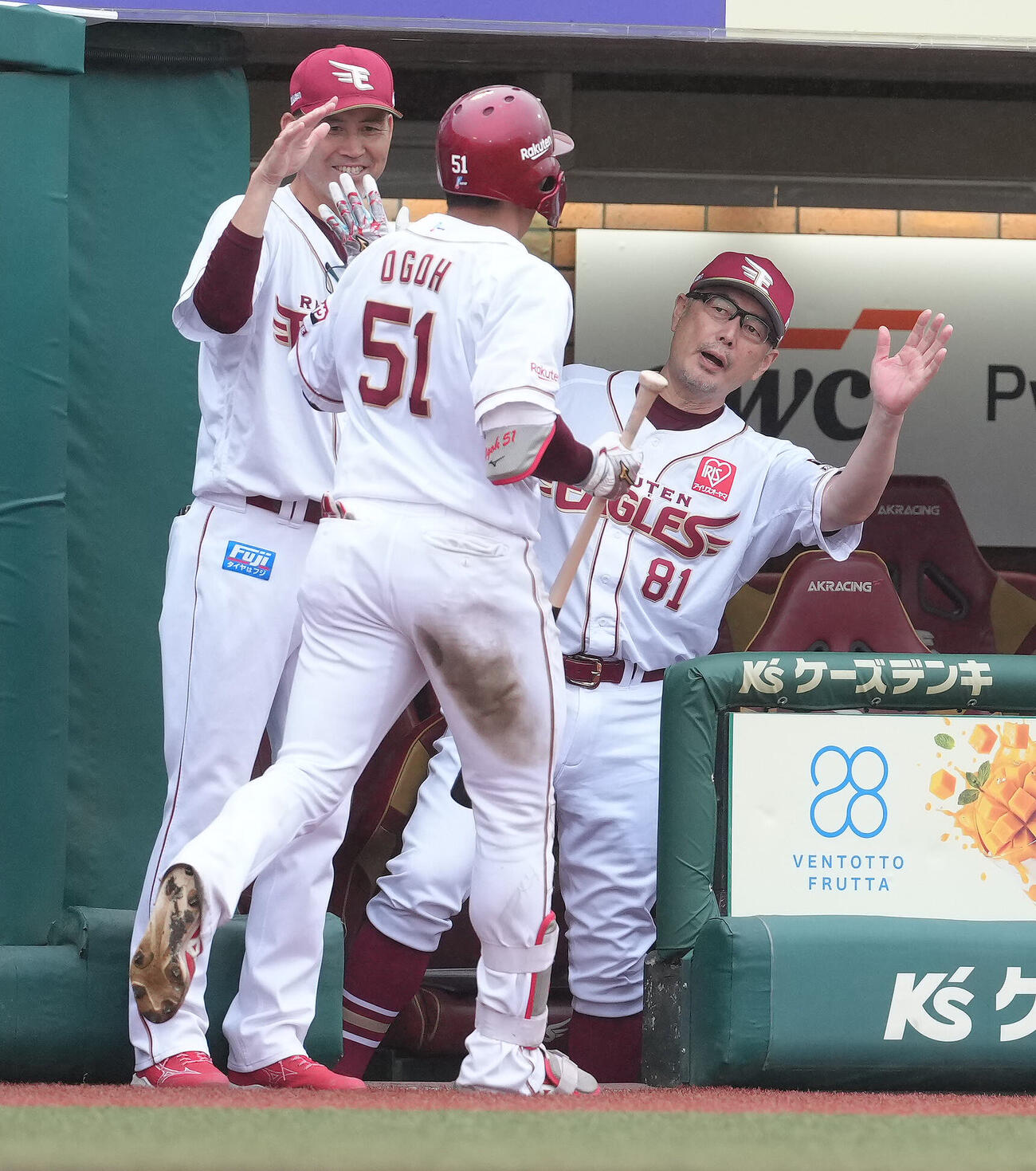 楽天対ソフトバンク　6回裏楽天1死、右越え本塁打を放った小郷裕哉とタッチを交わす吉井理人監督（撮影・足立雅史）