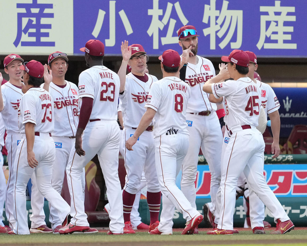楽天対ソフトバンク　5連勝を飾り笑顔でタッチを交わす楽天吉井理人監督（中央）（撮影・足立雅史）