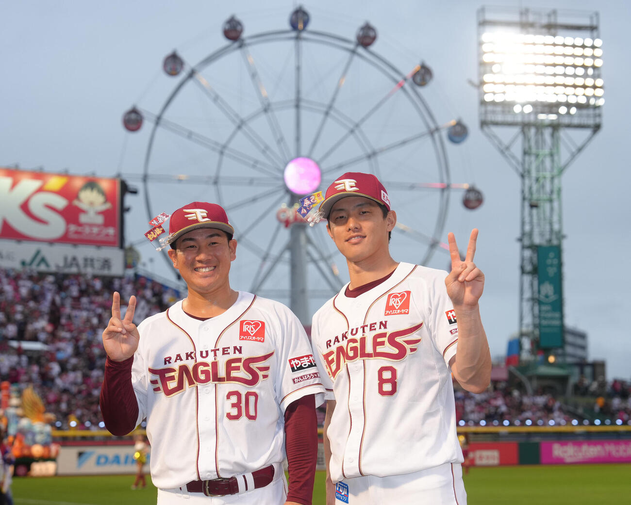 楽天対ソフトバンク　5連勝を飾り、観覧車を背に笑顔でピースする楽天の繁永晟（左）と辰己涼介（撮影・足立雅史）