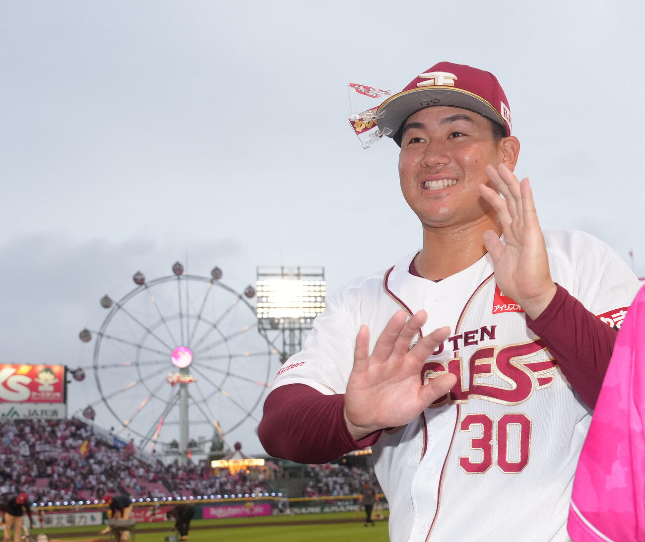 楽天対ソフトバンク　5連勝を飾りファンとタッチを交わす楽天繁永晟（撮影・足立雅史）