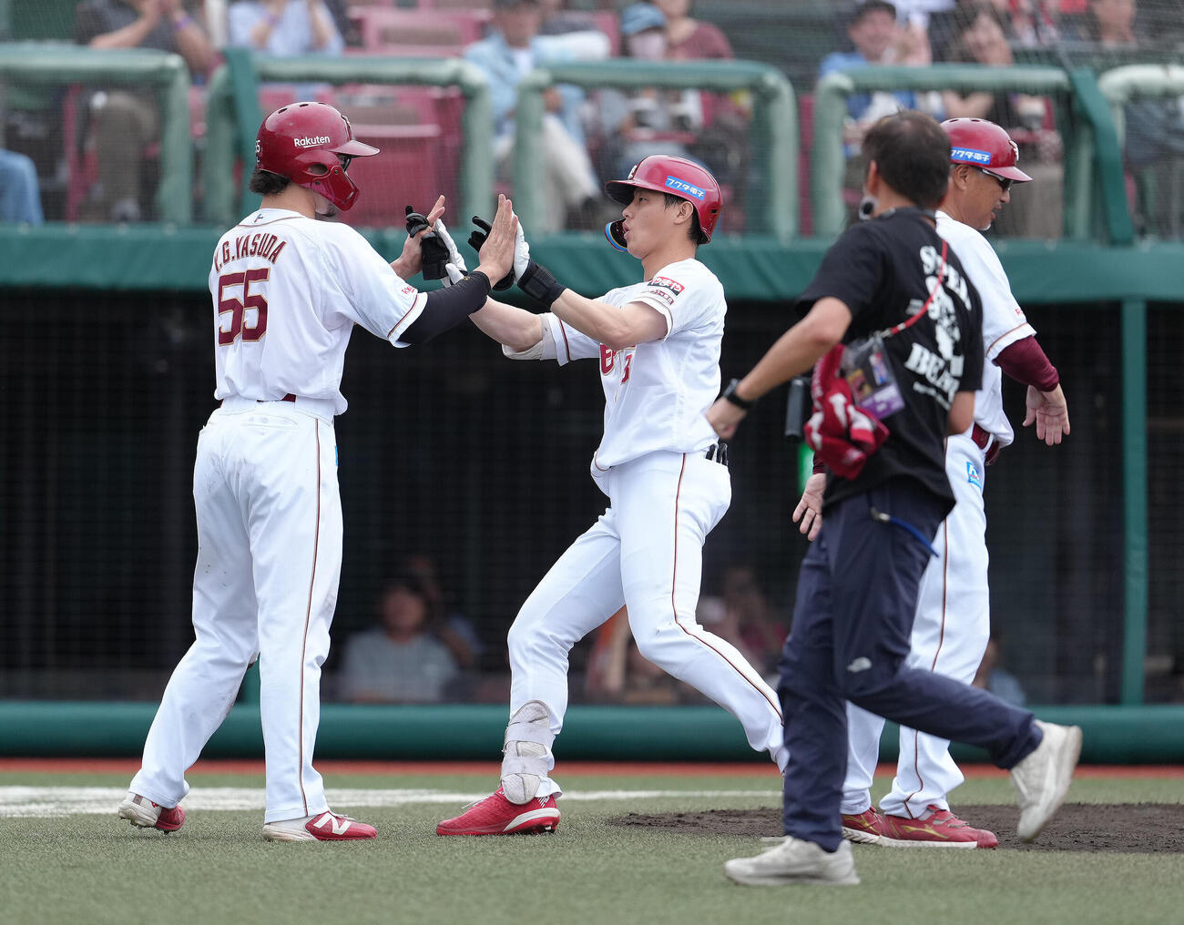 楽天対ソフトバンク　4回裏楽天無死二塁、辰己涼介は2点本塁打を放ちタッチを交わす（撮影・足立雅史）
