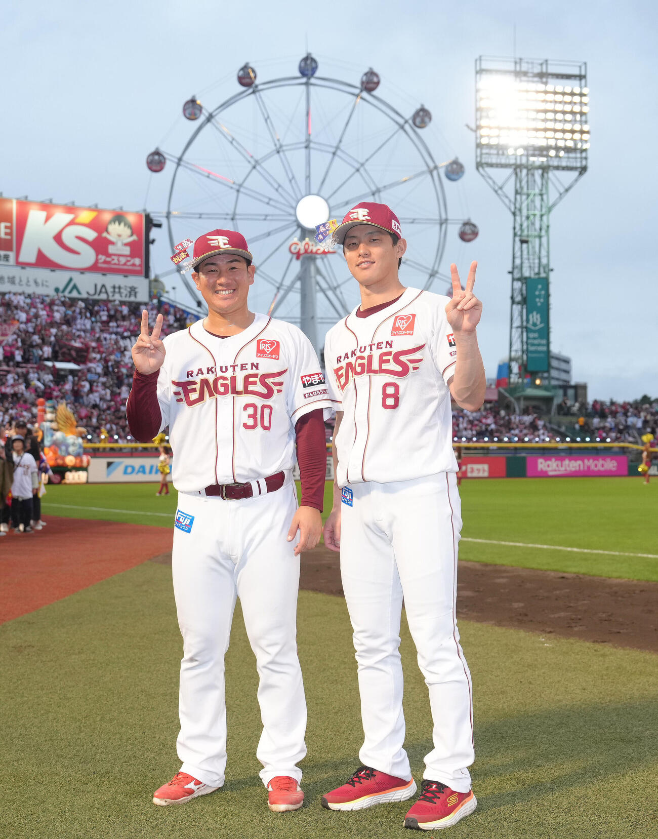楽天対ソフトバンク　5連勝を飾り、観覧車を背に笑顔でピースする楽天の繁永晟（左）と辰己涼介（撮影・足立雅史）