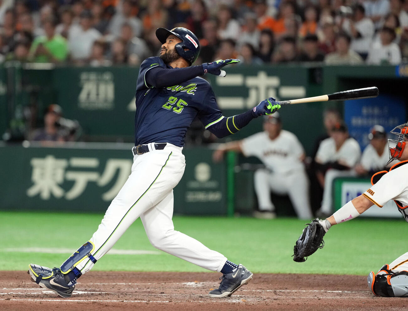 巨人対ヤクルト　6回表ヤクルト1死満塁、右犠飛を放つドミンゴ・サンタナ（撮影・たえ見朱実）