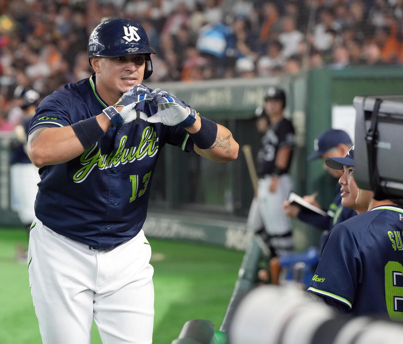 巨人対ヤクルト　4回表ヤクルト2死、先制本塁打を放ったホセ・オスナはポーズを決める（撮影・たえ見朱実）