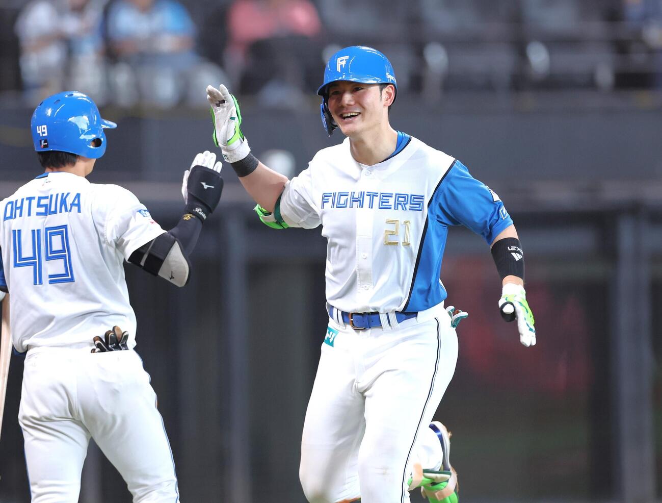 日本ハム対オリックス　6回裏日本ハム1死、本塁打を放ち笑顔で生還する清宮幸太郎（撮影・黒川智章）
