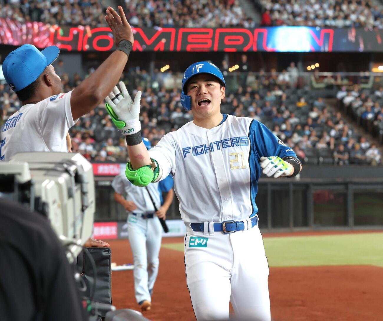 日本ハム対オリックス　2回裏、本塁打を放ちナインに出迎えられる清宮幸太郎（撮影・黒川智章）