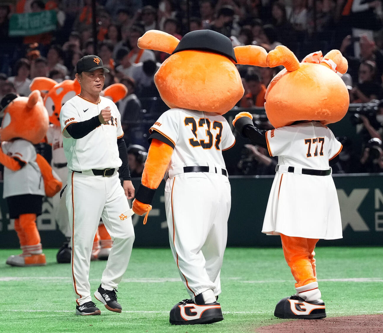 巨人対ヤクルト　ヤクルトに逆転勝利し笑顔を見せる巨人橋上秀樹監督（撮影・たえ見朱実）
