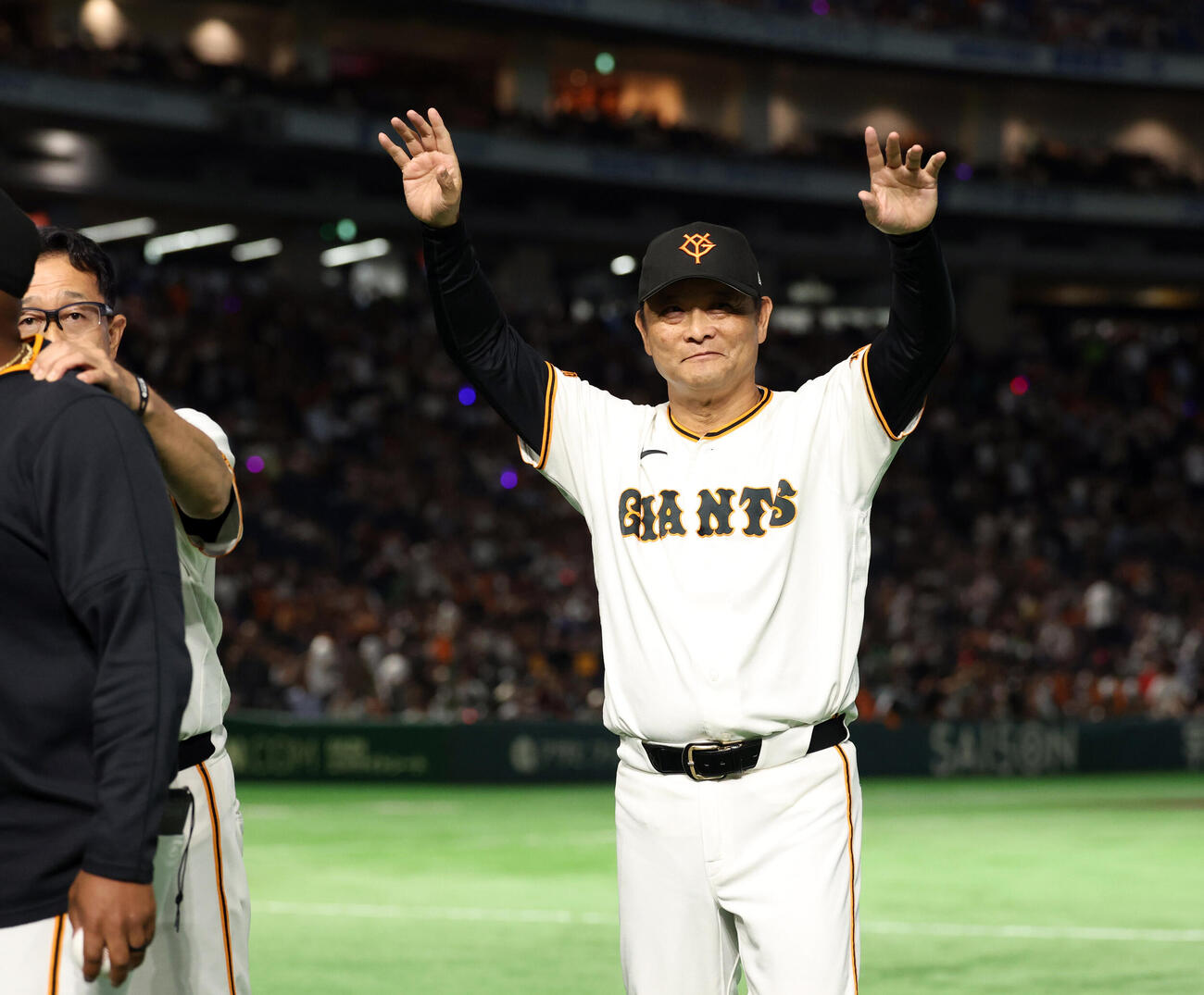 巨人対ヤクルト　3連勝し、笑顔でスタンドにあいさつする巨人橋上秀樹監督代行（撮影・浅見桂子）