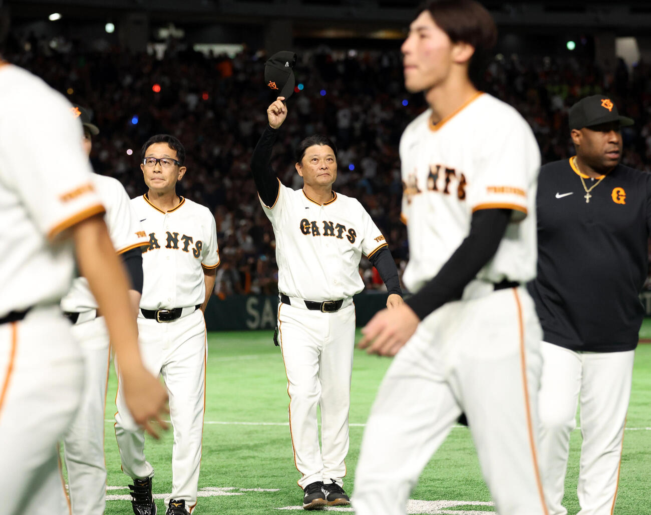巨人対ヤクルト　3連勝し、笑顔でスタンドにあいさつする巨人橋上秀樹監督代行（中央）（撮影・浅見桂子）