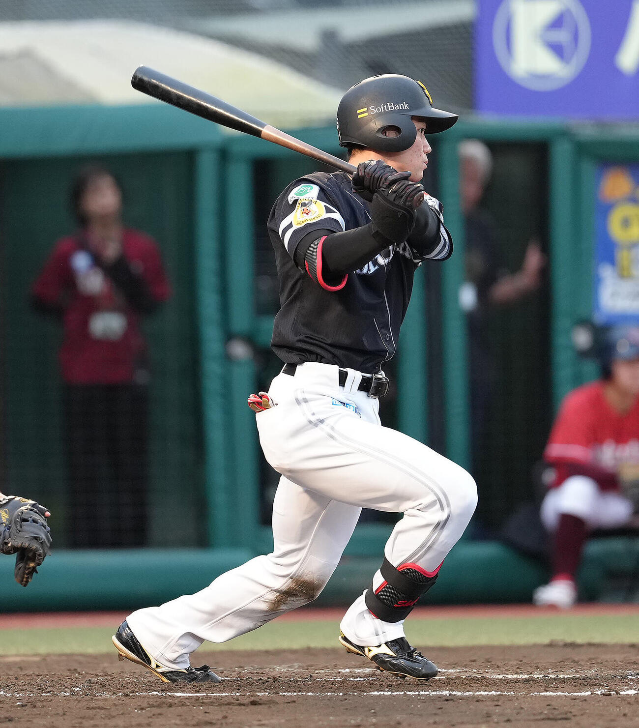 楽天対ソフトバンク　7回表ソフトバンク2死、庄子雄大は中前打を放つ（撮影・足立雅史）