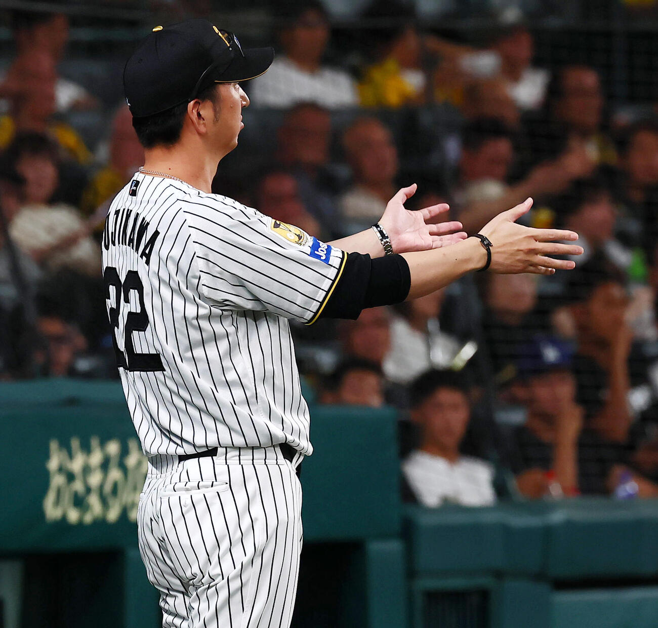 阪神対DeNA 2回裏阪神1死一、二塁、藤川球児監督は元山飛優の一塁判定にリプレイ検証をリクエストする（撮影・加藤哉）