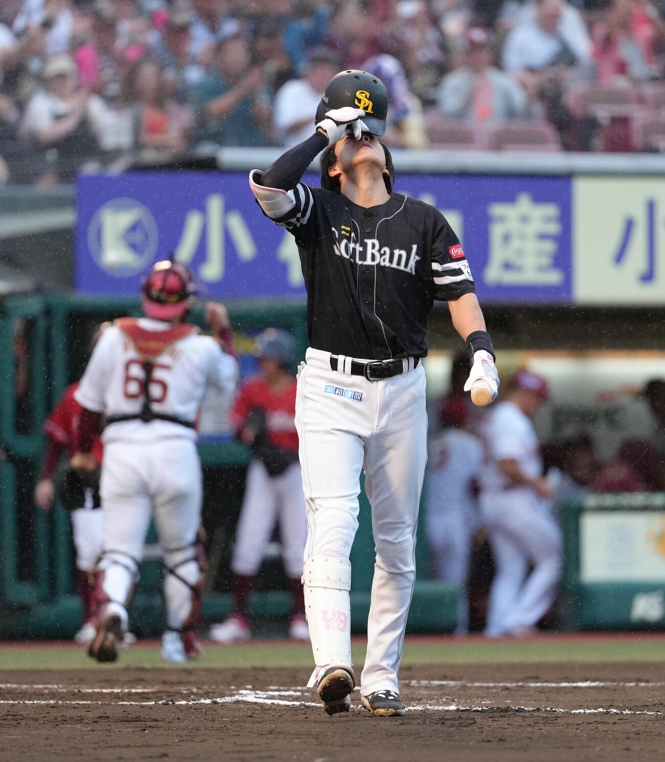 楽天対ソフトバンク　7回表ソフトバンク2死一、二塁、空振り三振に倒れた柳田悠岐（撮影・足立雅史）